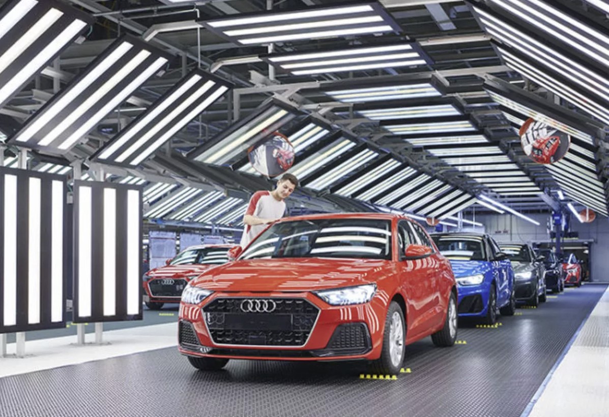 Audi, fabrikaları elektrikli olmaya devam ediyor.